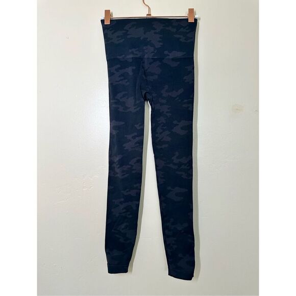 Spanx Knit Black and Gray Camo Leggings Size Small - Picture 3 of 4